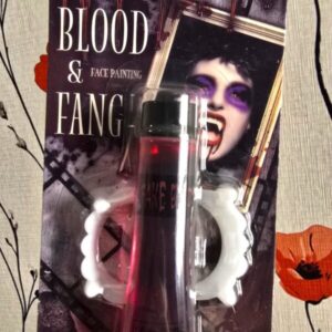 Colmillos de Vampiro con Sangre. Halloween